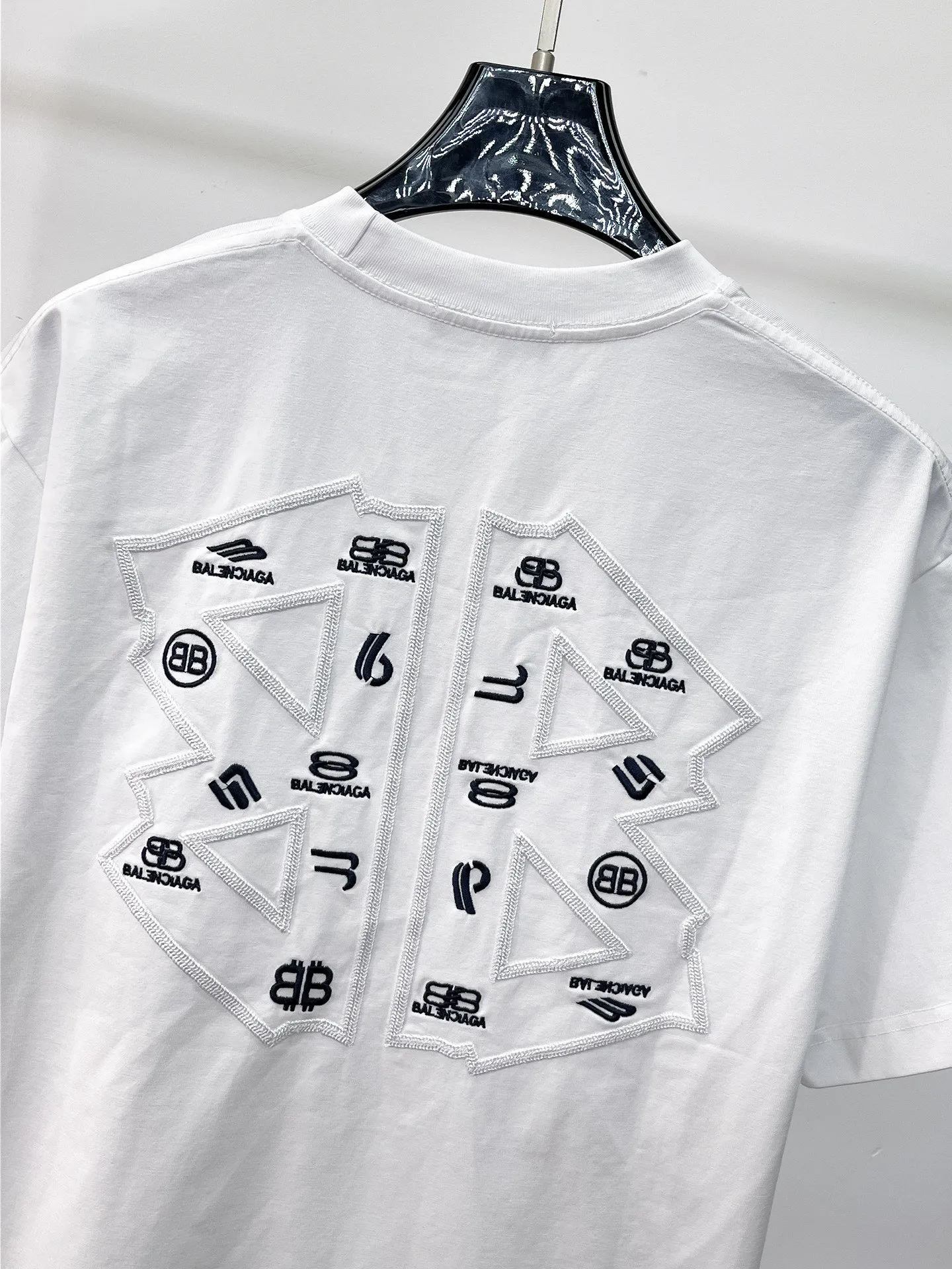 Balenciaga's high-end top-quality products 🐮2026 Spring and Summer New Arrival first counter, the latest New Arrival short-sleeved round neck T-shirt, Premium customized design, avant-garde and fashionable! Brand logo heavy craftsmanship design Premium customized 260g fabric. Soft to the touch. Comfortable to wear. Counter-level exquisite stitching. Fine workmanship. The upper body effect is incomparably handsome! A must-have item for men and women with the same style! Sizes: S~XXL When placing an order, please state your height and weight. The maximum wearing size is 210 pounds (one size larger)